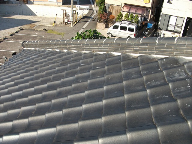 新品の漆喰を補填した棟